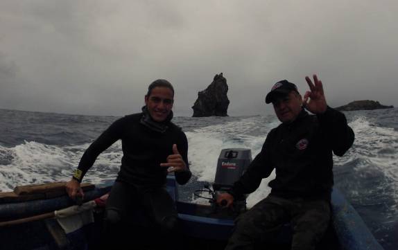 Nossos companheiros de mergulho ao lado da ilha do homem-pássaro na Ilha da Páscoa, território chileno no meio do Oceano Pacífico